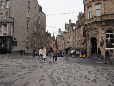 EDINBURGH, İngiltere - 15 Eylül 2023: Eski kasabadaki Royal Mile halkı