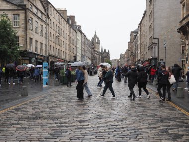 EDINBURGH, İngiltere - 15 Eylül 2023: Eski kasabadaki Royal Mile halkı