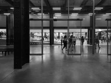 LONDON, UK - Haziran 08, 2023: Tate Modern Sanat Galerisi South Bank elektrik santralinde siyah beyaz