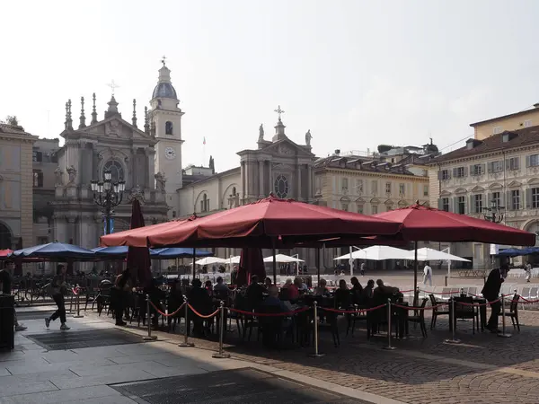 TURIN, İtalya - 06 Ekim 2023 Piazza San Carlo çevirisi St. Charles Meydanı