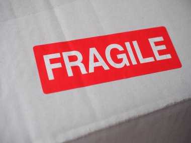 Kırılgan uyarı işareti etiket etikette bir karton kutu