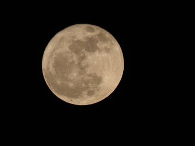 Astronomik bir teleskopla görülen dolunay