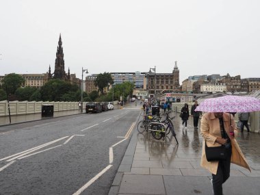 EDINBURGH, İngiltere - 15 Eylül 2023: Waverley Köprüsü 'nden geçen insanlar