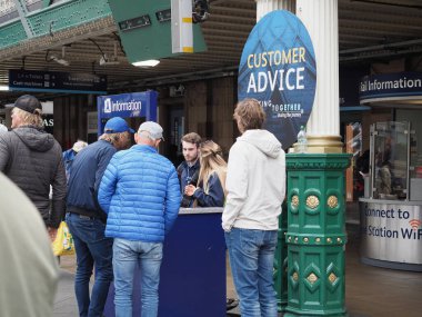 EDINBURGH, İngiltere - 15 Eylül 2023: Edinburgh Waverley tren istasyonunda müşteri danışma bilgileri