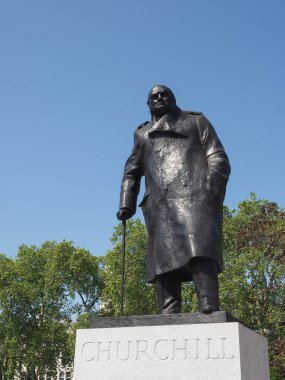 LONDON, İngiltere - Haziran 06, 2023 Winston Churchill 'in Meclis Meydanı' ndaki heykeli 1973 dolaylarında heykeltıraş Ivor Roberts Jones tarafından yapıldı.