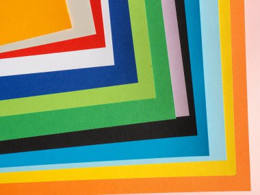 Pembe turuncu, mavi, yeşil, beyaz ve kırmızı da dahil olmak üzere birçok farklı renkte renkli renkli kartonlar.