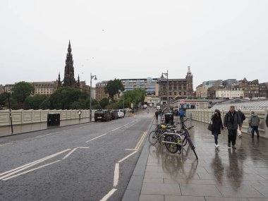 EDINBURGH, İngiltere - 15 Eylül 2023: Waverley Köprüsü 'nden geçen insanlar