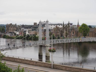 INVERNESS, İngiltere - 13 Eylül 2023: Greig Caddesi asma köprüsü Ness Nehri üzerinde