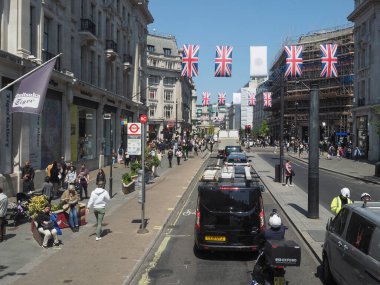 LONDON, İngiltere - 7 Haziran 2023: 6 Mayıs 2023 tarihinde Kral Charles III 'ün taç giyme töreni için Regent Caddesi' nde Union Jack bayrakları