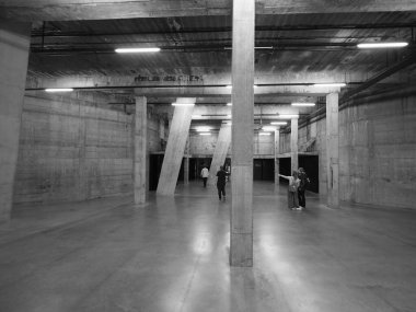 LONDON, UK - Haziran 08, 2023: Tate Modern Sanat Galerisi South Bank elektrik santralinde siyah beyaz