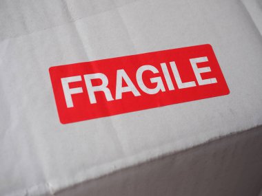 Kırılgan uyarı işareti etiket etikette bir karton kutu