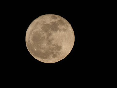 Astronomik bir teleskopla görülen dolunay