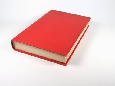 Kopya alanı ile kapalı beyaz arkaplan üzerinde kırmızı kitap