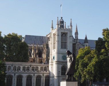 Winston Churchill 'in Meclis Meydanı' ndaki heykeli heykeltraş Ivor Roberts Jones tarafından 1973 'te Londra' da yapıldı.