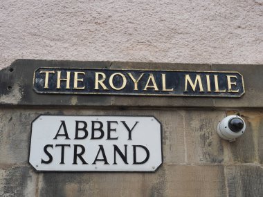 Edinburgh, İngiltere 'deki Royal Mile ve Abbey Strand sokak tabelası.
