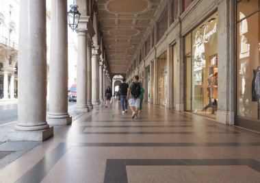 TURIN, İTALYA - 11 Ekim 2023 Romanlar yoluyla