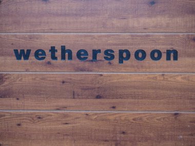 DUNDEE, İngiltere - 12 Eylül 2023 Wetherspoon Pub tabelası