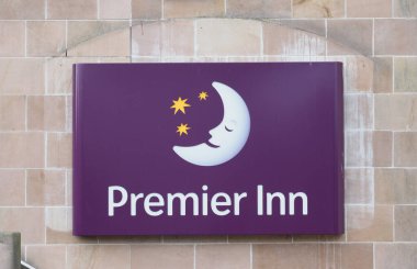 INVERNESS, İngiltere - 13 Eylül 2023: Premier Inn tabelası