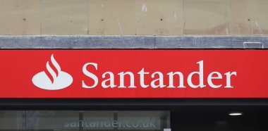 INVERNESS, İngiltere - 13 Eylül 2023: Santander Banka İşareti