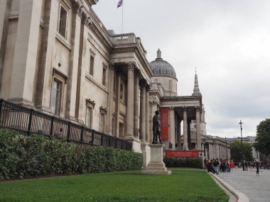 LONDON, İngiltere - Ekim 2022: Ulusal Galeri ve St. Martin ile Tarlalar Kilisesi 'nde Trafalgar Meydanı