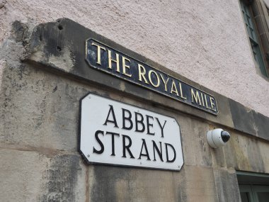 Edinburgh, İngiltere 'deki Royal Mile ve Abbey Strand sokak tabelası.