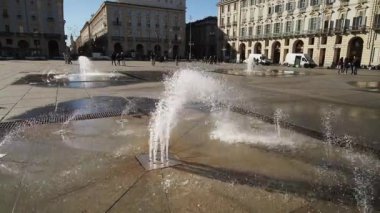 TURIN, İTALYA - 02 Aralık 2023 Piazza Castello Meydanı 'ndaki Çeşme