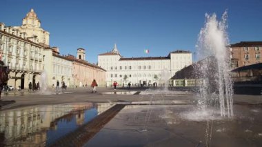 TURIN, İTALYA - 02 Aralık 2023 Piazza Castello Meydanı 'ndaki Çeşme
