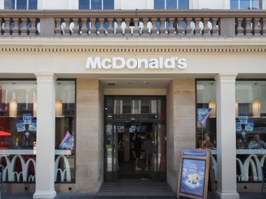 DUNDEE, İngiltere - 12 Eylül 2023 McDonald 's Restoran tabelası