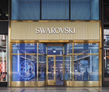 TURIN, İTALYA - 11 Ekim 2023: Swarovski mağaza önü tabelası