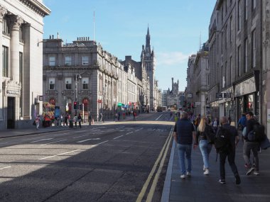 ABERDEEN, İngiltere - 14 Eylül 2023: Union Caddesi 'ndeki insanlar