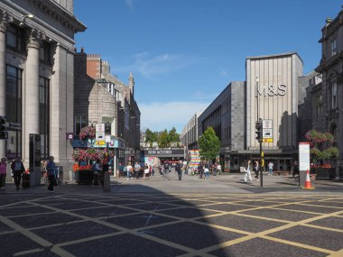 ABERDEEN, İngiltere - 14 Eylül 2023: Şehir merkezindeki St. Nicholas Caddesi 'ndeki insanlar