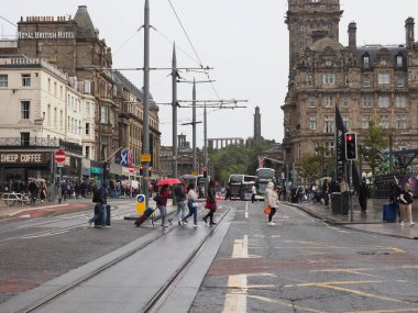 EDINBURGH, İngiltere - 15 Eylül 2023: Edinburgh 'daki Princes Caddesi' ndeki insanlar
