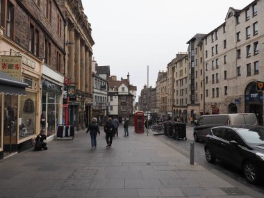 EDINBURGH, İngiltere - 15 Eylül 2023: Eski kasabadaki Royal Mile halkı