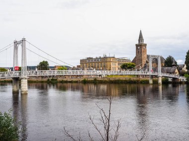 INVERNESS, İngiltere - 13 Eylül 2023: Greig Caddesi asma köprüsü Ness Nehri üzerinde