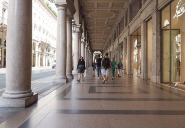 TURIN, İTALYA - 11 Ekim 2023 Romanlar yoluyla