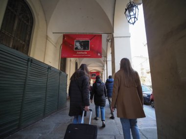 TÜRİN, İTALYA - 28 Kasım 2023: Via Po sütununda insanlar