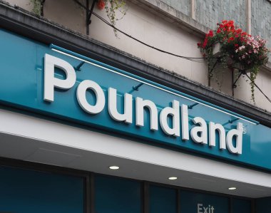 INVERNESS, İngiltere - 13 Eylül 2023 Poundland mağaza tabelası