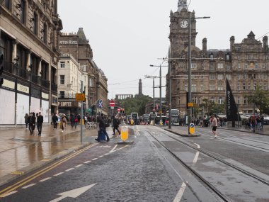 EDINBURGH, İngiltere - 15 Eylül 2023: Edinburgh 'daki Princes Caddesi' ndeki insanlar
