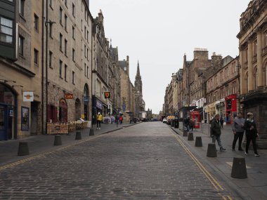 EDINBURGH, İngiltere - 15 Eylül 2023: Eski kasabadaki Royal Mile halkı