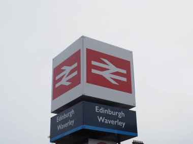 EDINBURGH, İngiltere - 15 Eylül 2023: Edinburgh Waverley tren istasyonu