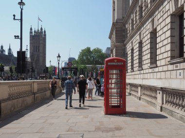 LONDON, İngiltere - 08 Haziran 2023: Westminster Parlamento Caddesinde İnsanlar