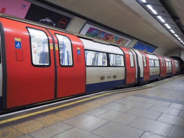 LONDON, İngiltere - 07 Haziran 2023 Londra metro istasyonunda tren