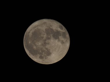 Astronomik bir teleskopla görülen dolunay