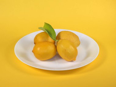 Sarı arkaplan üzerinde dört limon kopyalama alanı