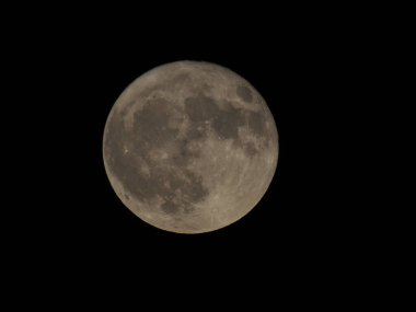 Astronomik bir teleskopla görülen dolunay