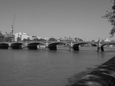 Londra'da Thames Nehri panoramik görünümü siyah beyaz