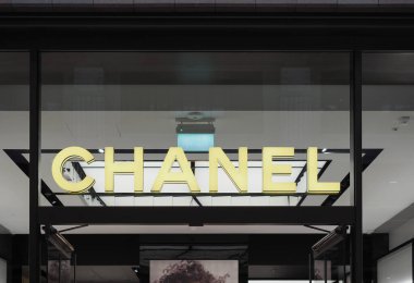 LONDON, İngiltere - 07 Haziran 2023 Chanel mağaza önü tabelası