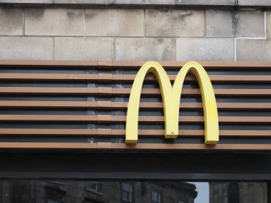 INVERNESS, İngiltere - 13 Eylül 2023 McDonald 's Restoran tabelası