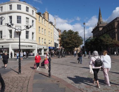 DUNDEE, İngiltere - 12 Eylül 2023: High Street 'teki insanlar