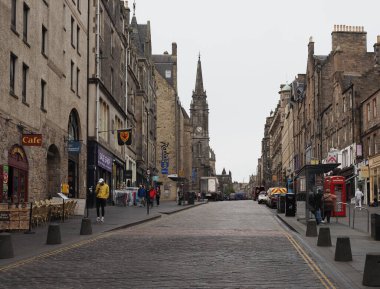 EDINBURGH, İngiltere - 15 Eylül 2023: Eski kasabadaki Royal Mile halkı